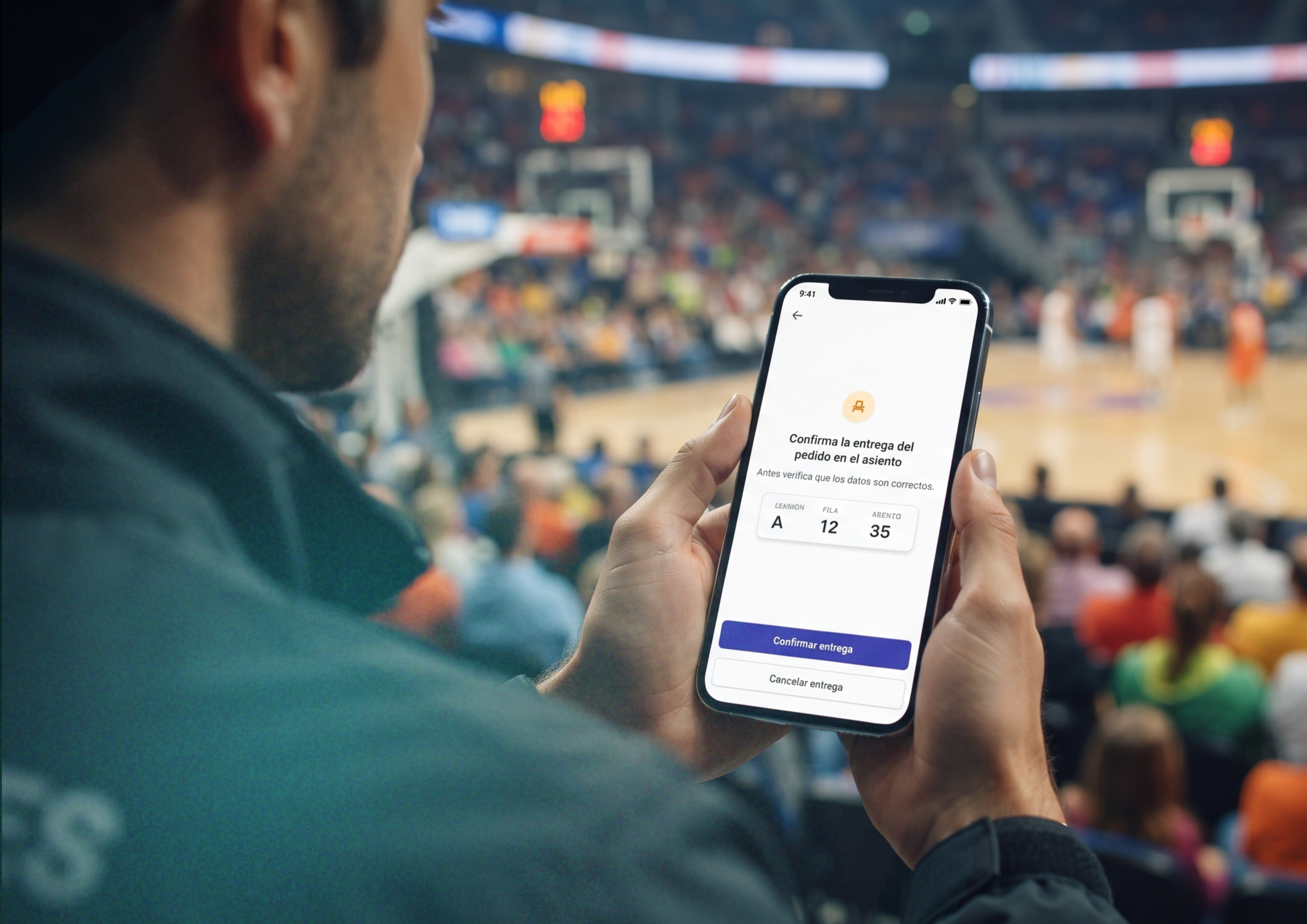 Persona utilizando OPX Venue en un teléfono móvil durante un evento deportivo